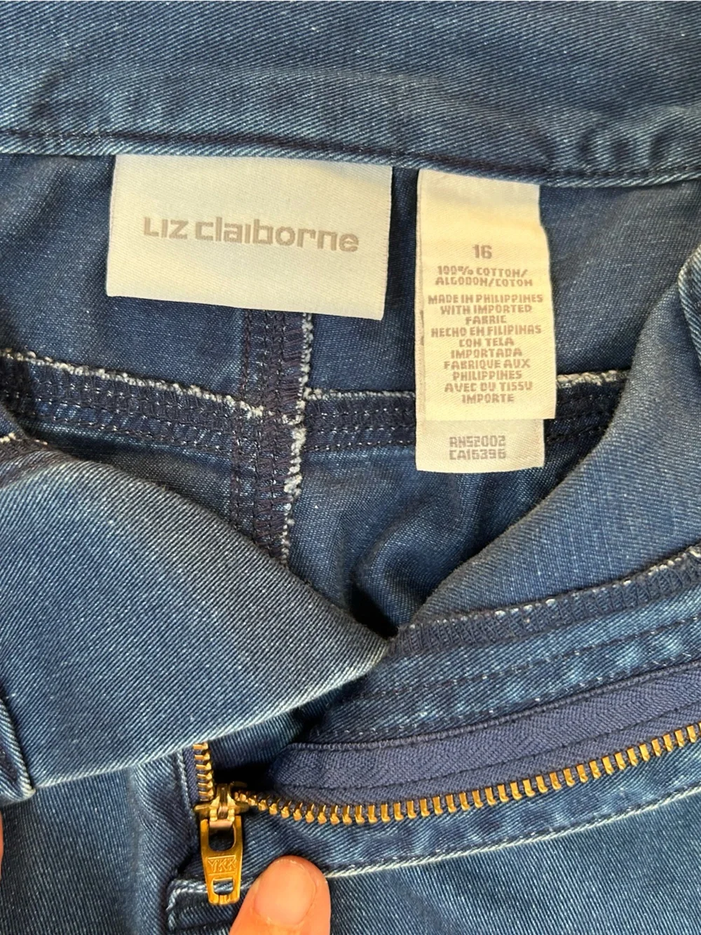 Liz Claiborne Indigo Denim above knee length Skirt, Sz 16. Soft denim,Belt loops